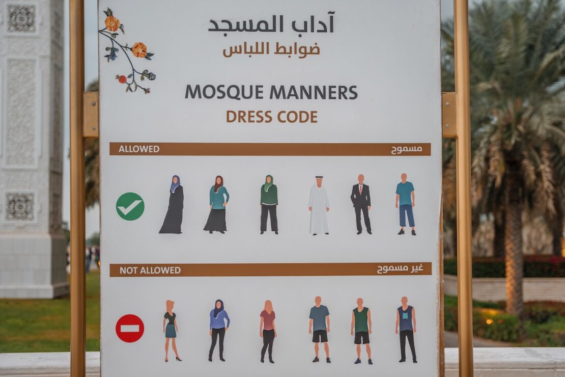 Dress Code Kleidungsvorschriften in der Scheich Zayed Moschee in Abu Dhabi