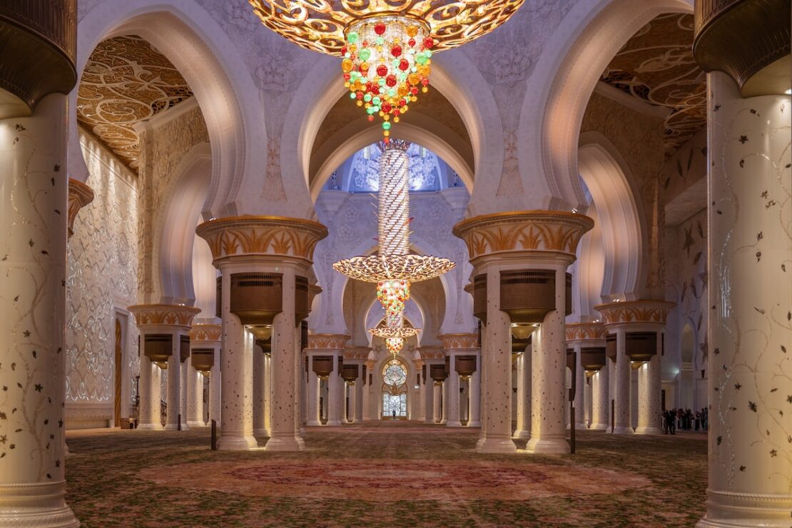 Kronleuchter und Teppich in der Scheich Zayed Mosche in Abu Dhabi
