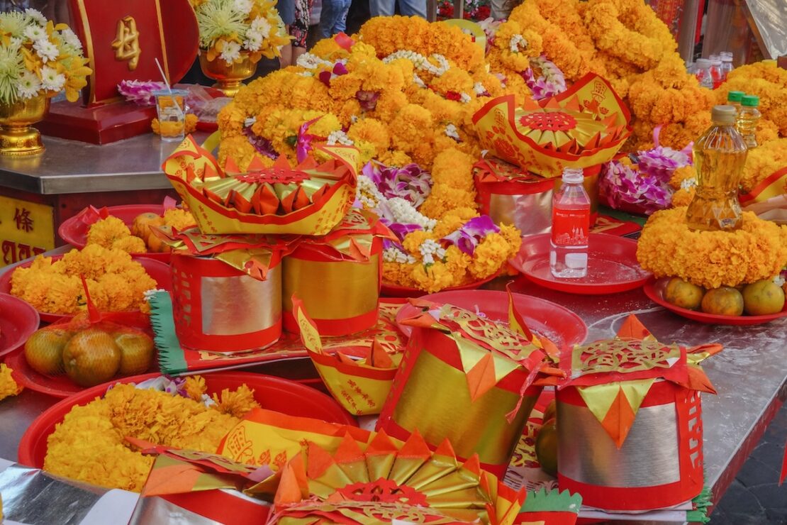 Opfergaben im Tempel Chinesisches Neujahr in Bangkok