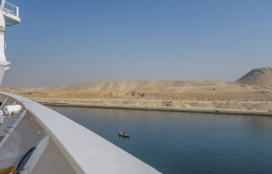 Suezkanal Kreuzfahrtschiff Passage Aegypten Golf von Aden