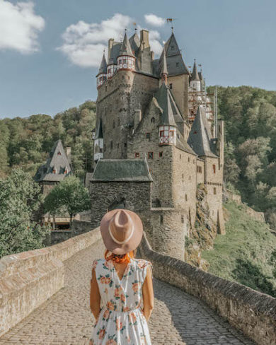 Heimkehren nach einer langen Reise Burg Eltz Deutschland
