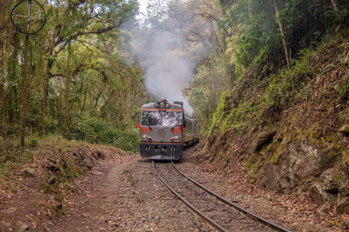 Für den kurzen Inka Trail geht es mit dem Panoramazug Inca Rail bis KM 104