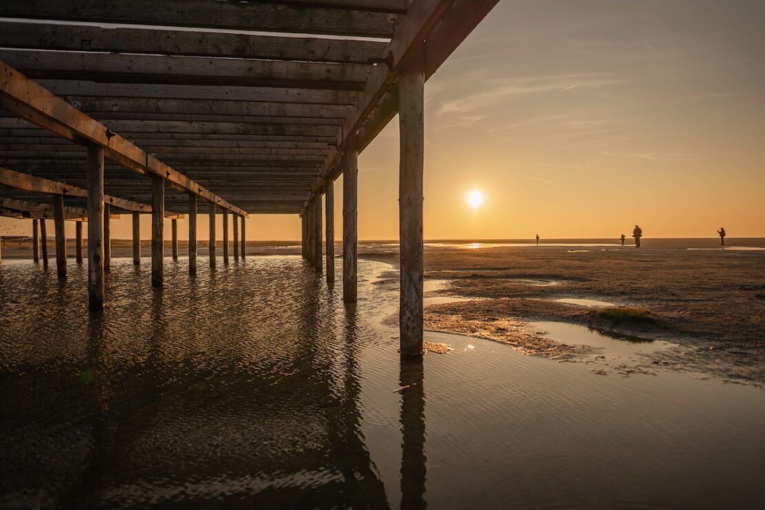 Sonnenuntergang am Strand auf Schiermonnikoog an der Nordsee