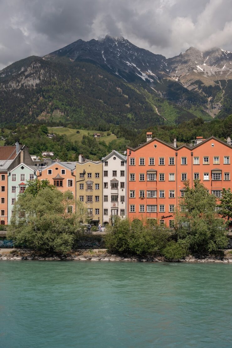 Innsbruck Sehenswürdigkeiten bunte Häuserzeile im Sommer