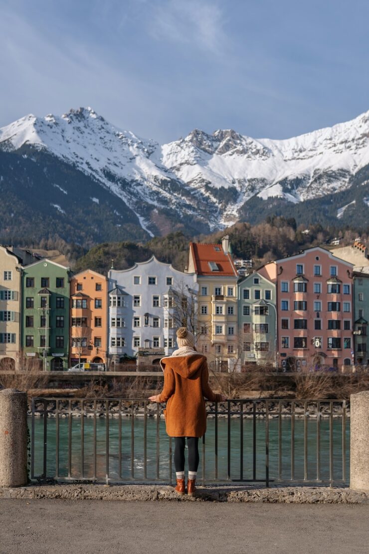 Innsbruck Sehenswürdigkeiten bunte Häuserzeile im Winter