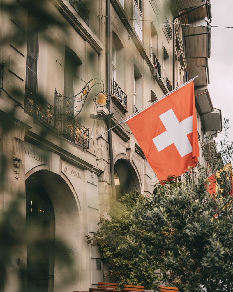 Schweiz Flagge in der Berner Altstadt
