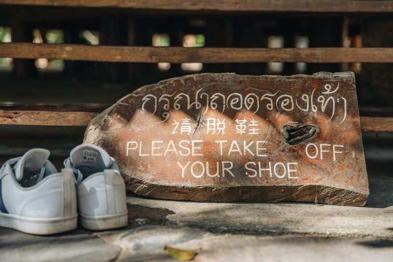 Schuhe ausziehen im Tempel in Bangkok