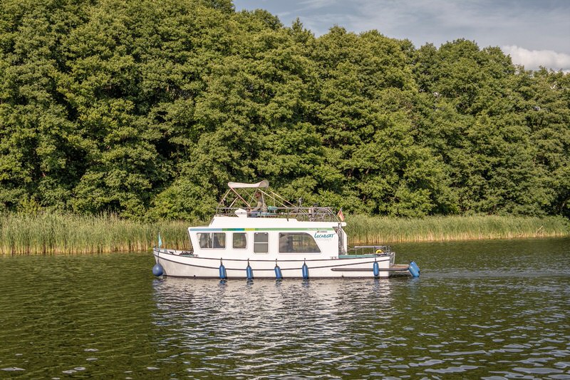 Hausbooturlaub auf der Mecklenburgischen Seenplatte Penichette 950E