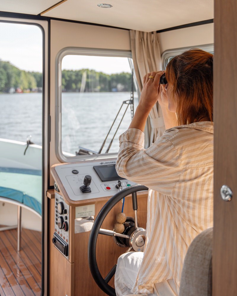 Steuerrad innen Hausbooturlaub auf der Mecklenburgischen Seenplatte