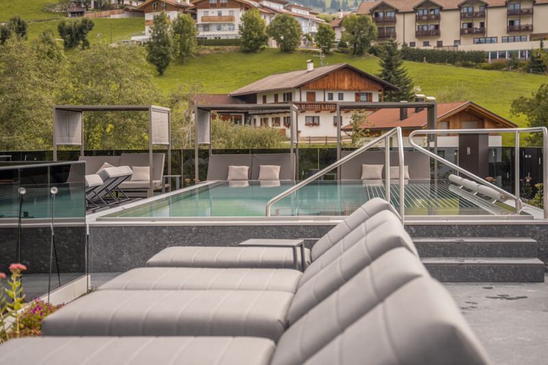 dachterrasse-mit-pool-wellnesshotel-terenten