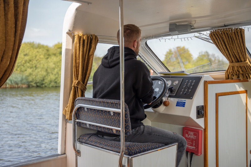 hausboot-carrick-craft-steuerstand-innen