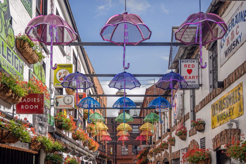 Belfast Sehenswürdigkeiten Cathedral Quarter bunte Strasse