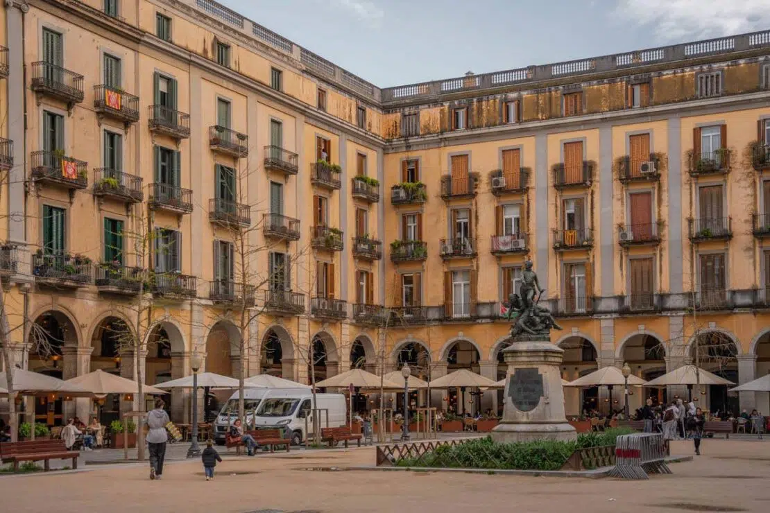 Girona Sehenswürdigkeiten Unabhängigkeitsplatz Placa de la Independencia