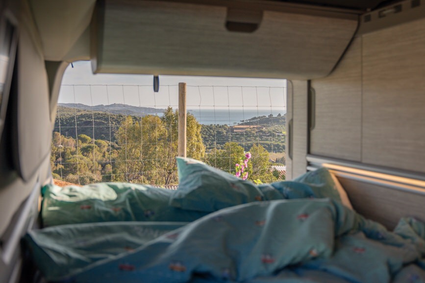 Roadsurfer unteres Bett im VW California Ocean