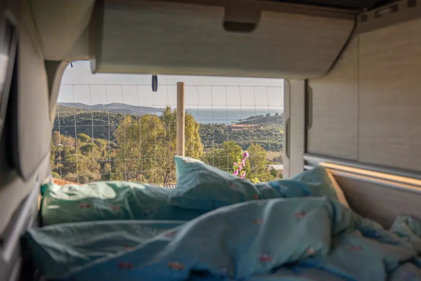 Roadsurfer unteres Bett im VW California Ocean
