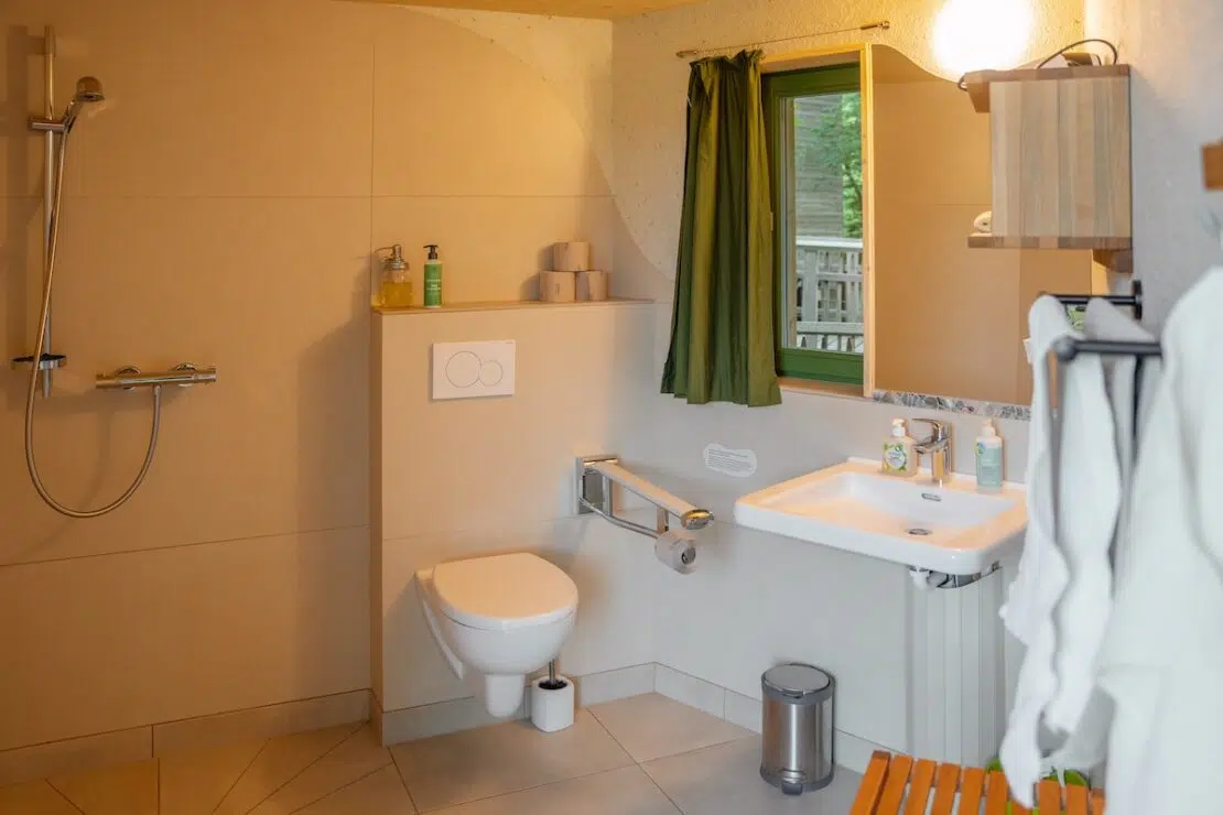 barrierefreies Bio-Baumhaus Badezimmer