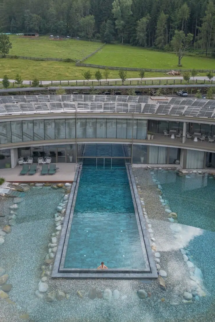 Infinity Pool mit Naturbadeteich