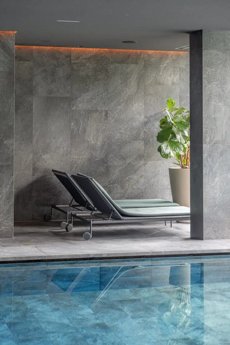 Innenpool mit Liege