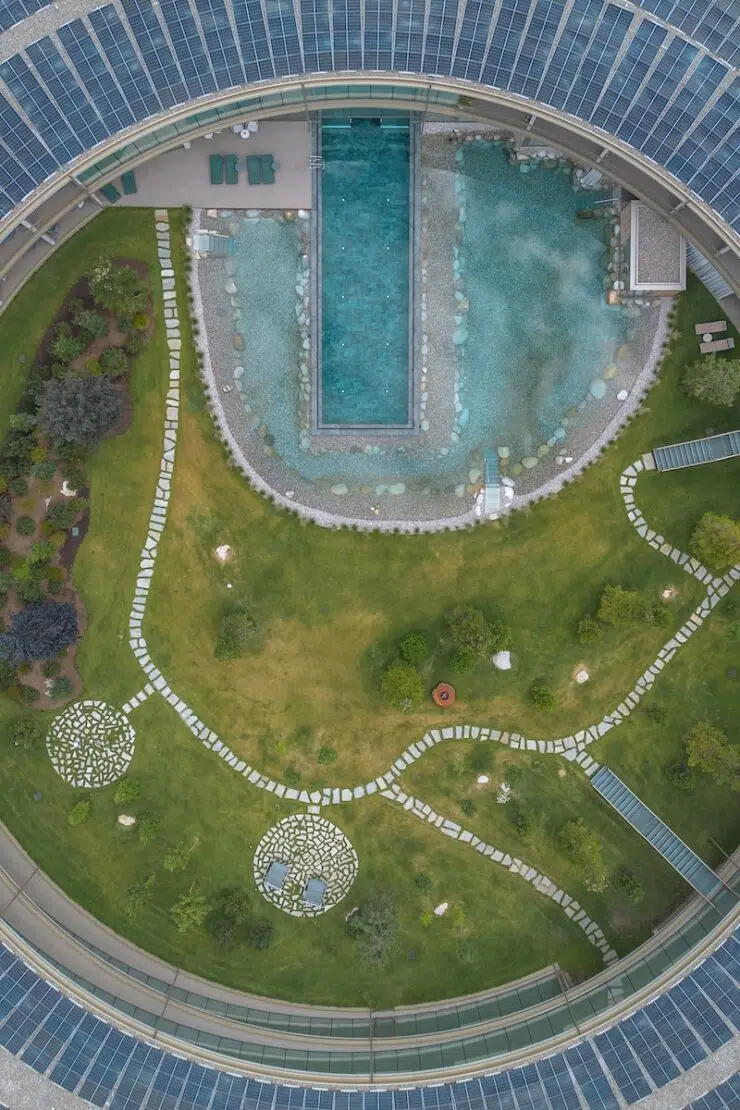 Pool und Naturbadeteich OLM Nature Escape Südtirol