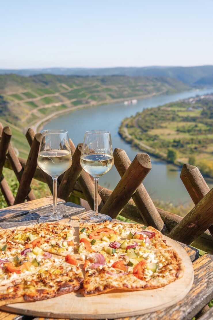 Flammkuchen und Wein im Gedeonseck Bopparder Hamm