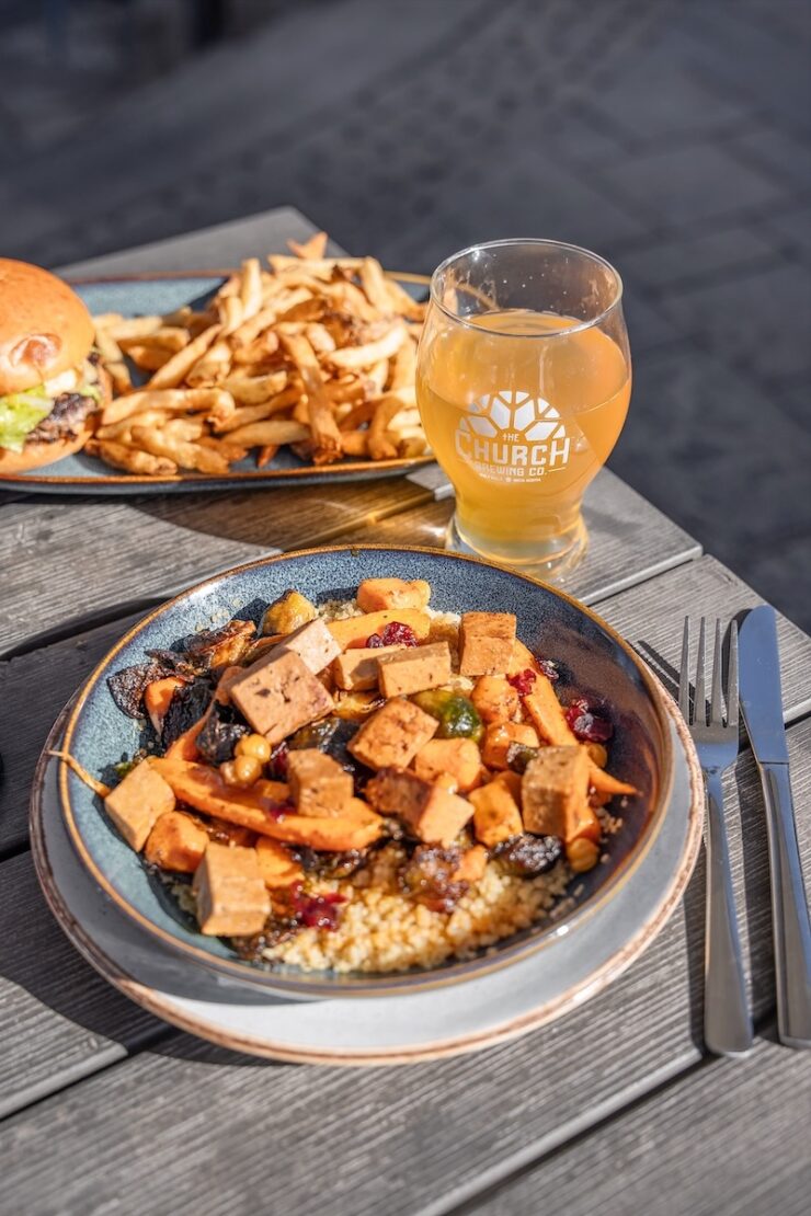 Quinoa Bowl und Craft Bier bei Church Brewing Wolfville