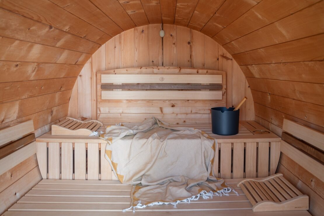 Fasssauna im Garten der Seveniger Mühle