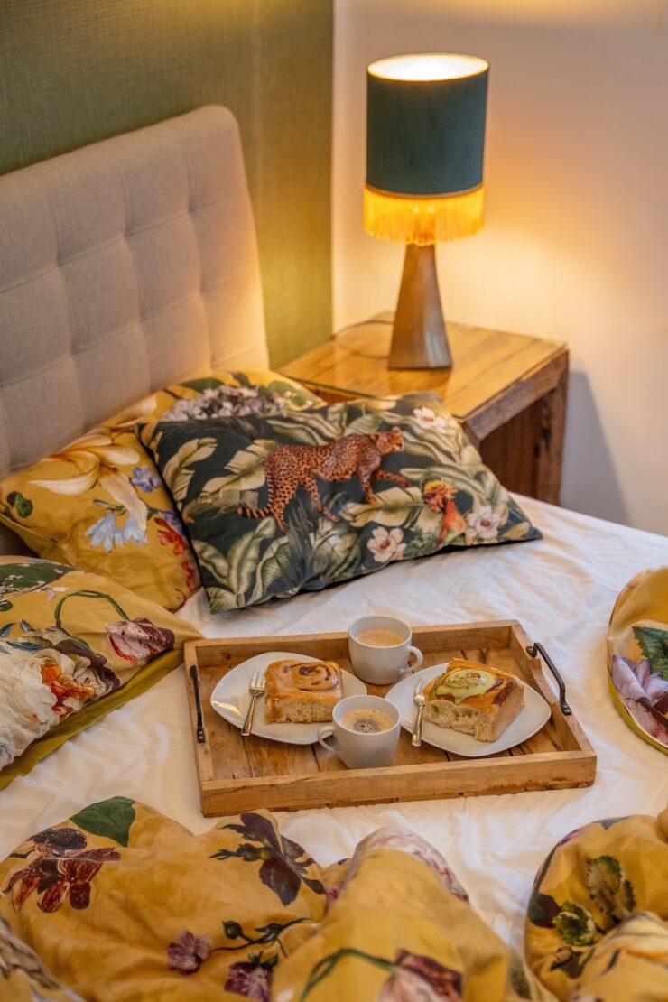 Frühstück im Bett im Ferienhaus Seveniger Mühle in der Eifel
