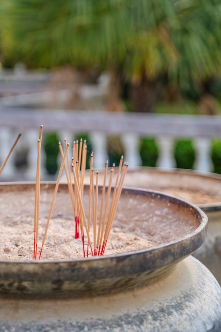 Räucherstäbchen im Tempel auf Phuket