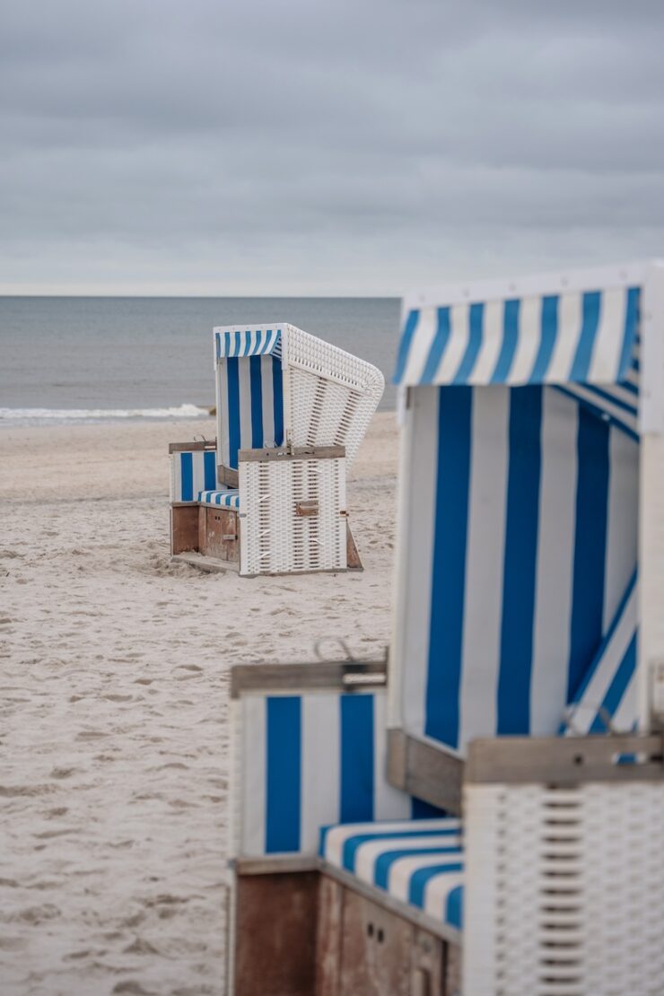 Strandkörbe auf Sylt im Herbst
