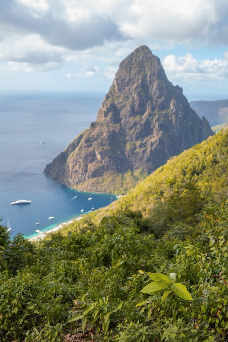 Blick auf die Pitons vom Tet Paul Nature Trail auf Saint Lucia