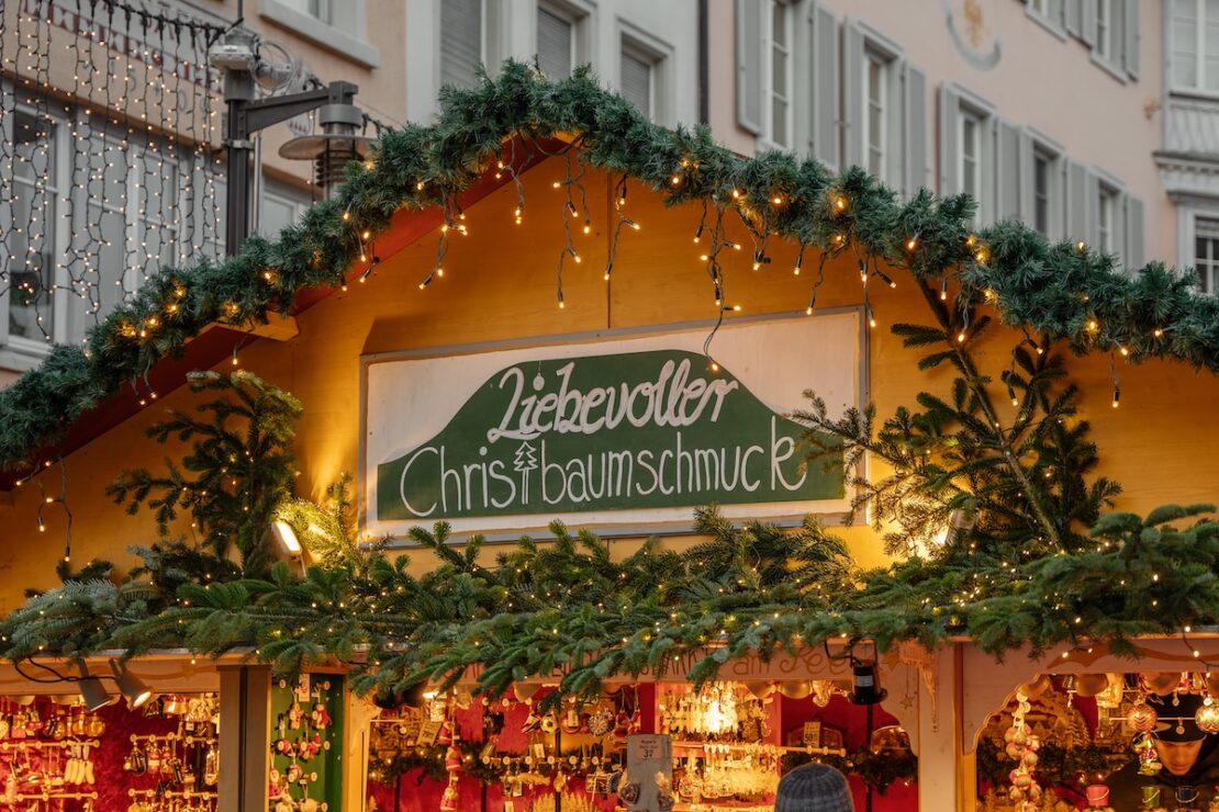 Christbaumschmuck auf dem Weihnachtsmarkt Konstanz