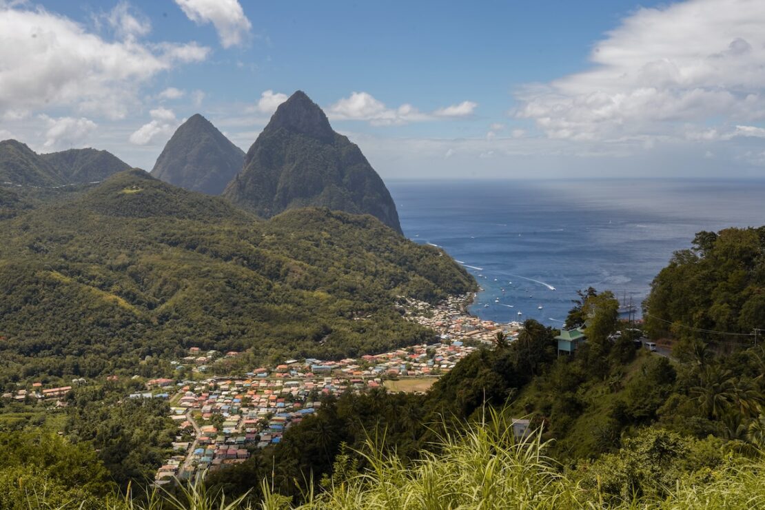 Die Pitons sind das Wahrzeichen von Saint Lucia in der Karibik