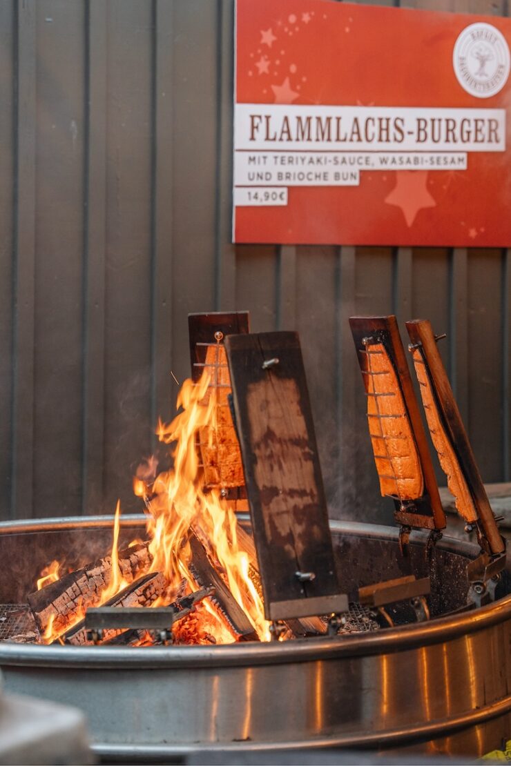 Flammlachs auf dem Weihnachtsmarkt Hofgut Dagobertshausen