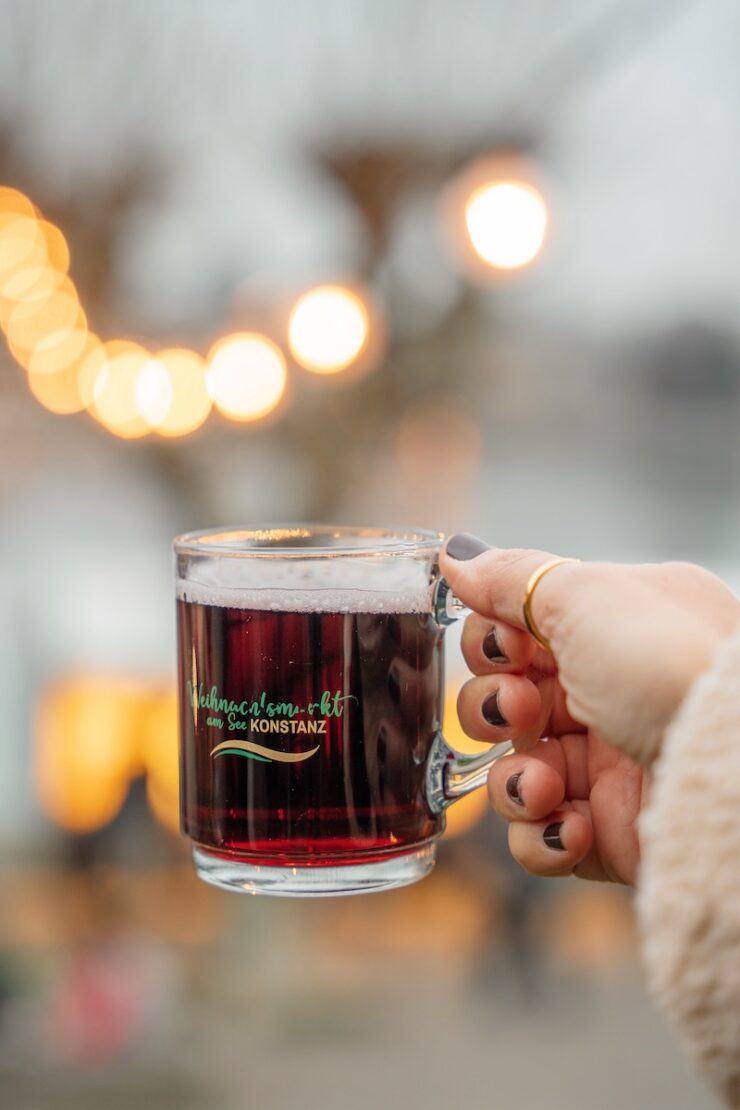 Glühwein auf dem Weihnachtsmarkt am Westlichen Bodensee