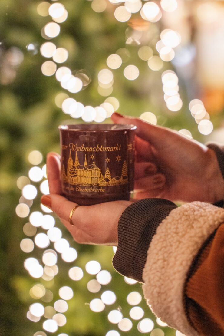 Glühwein auf dem Weihnachtsmarkt rund um die Elisabethkirche in Marburg