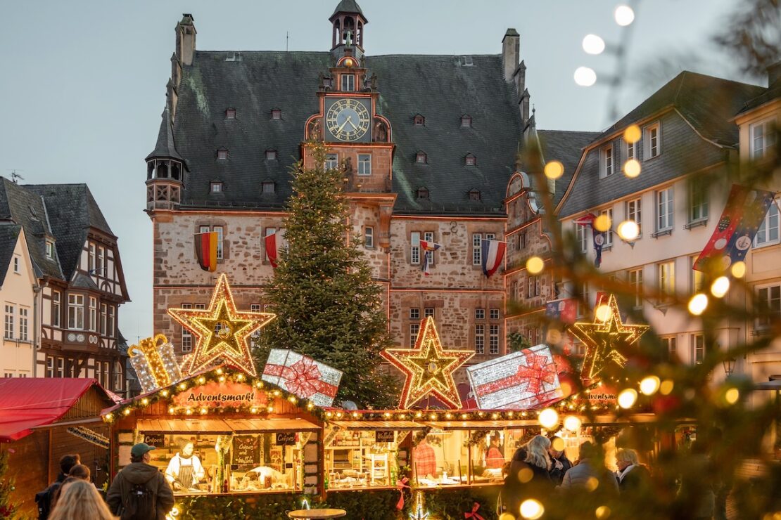 Marburg Weihnachtsmarkt vor dem Rathaus