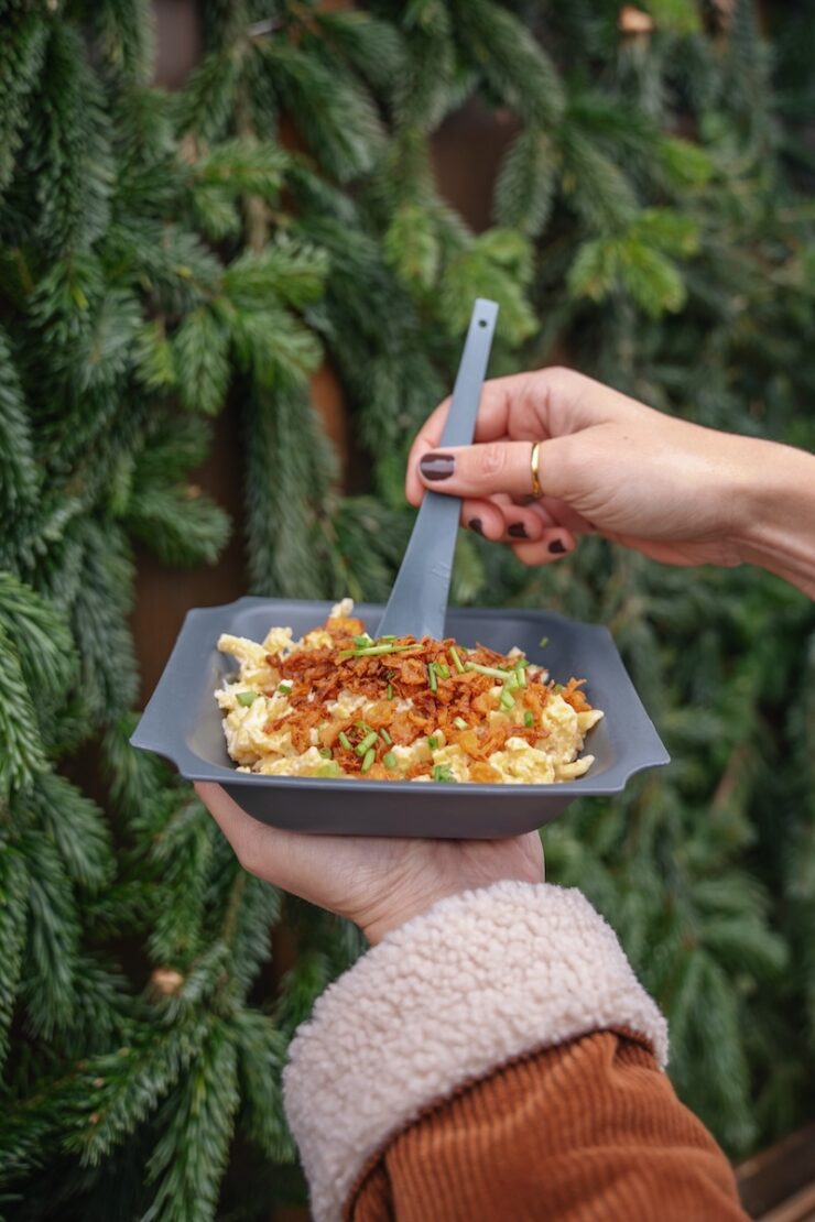 Mehrweggeschirr auf dem Weihnachtsmarkt am See in Konstanz