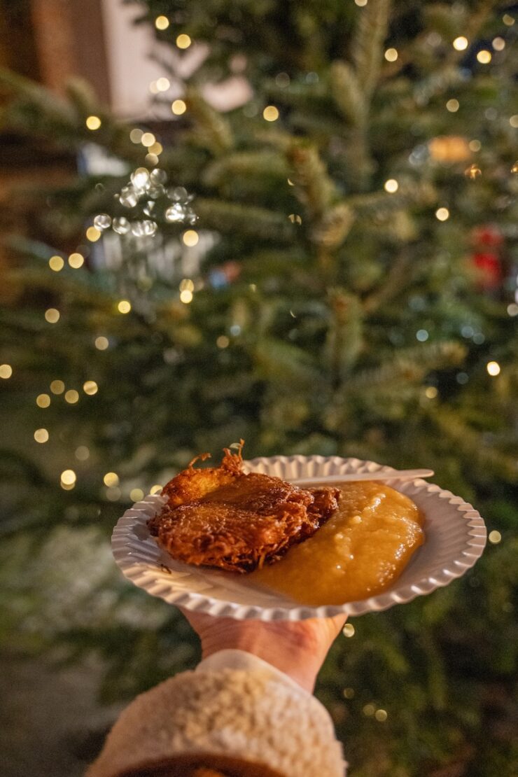 Reibekuchen mit Apfelmus besondere Weihnachtsmärkte in Deutschland