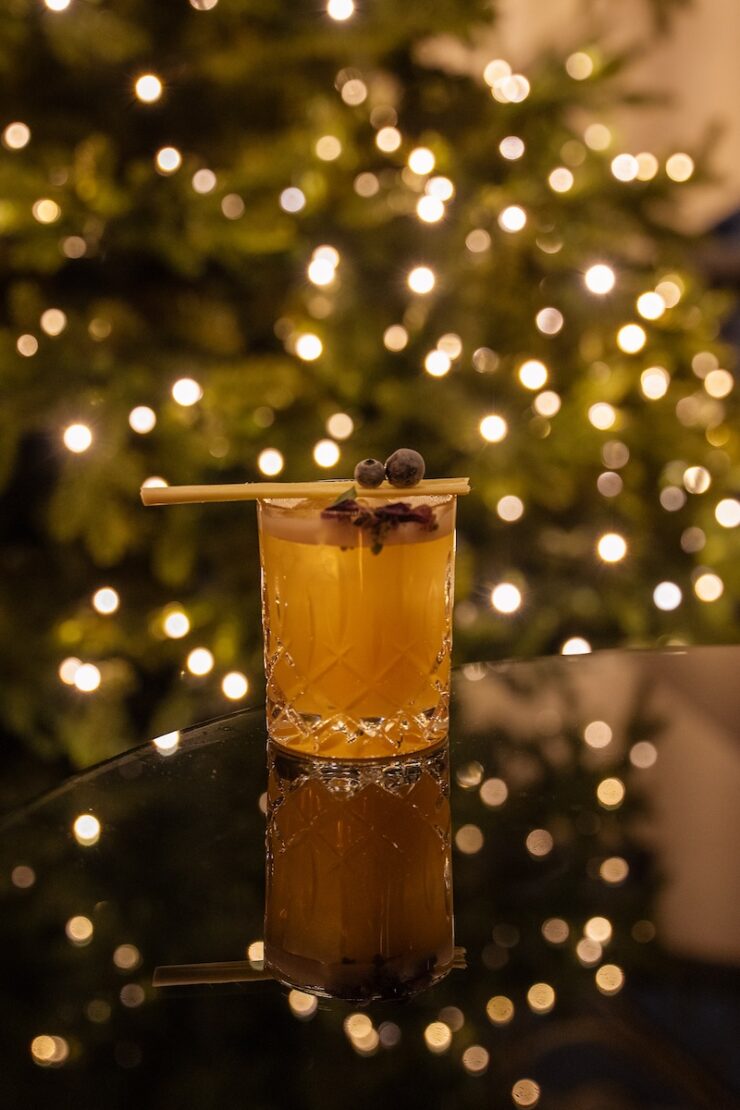 Weihnachtlicher Cocktail in der 360° Bar & Lounge im Hotel VILA VITA Rosenpark in Marburg