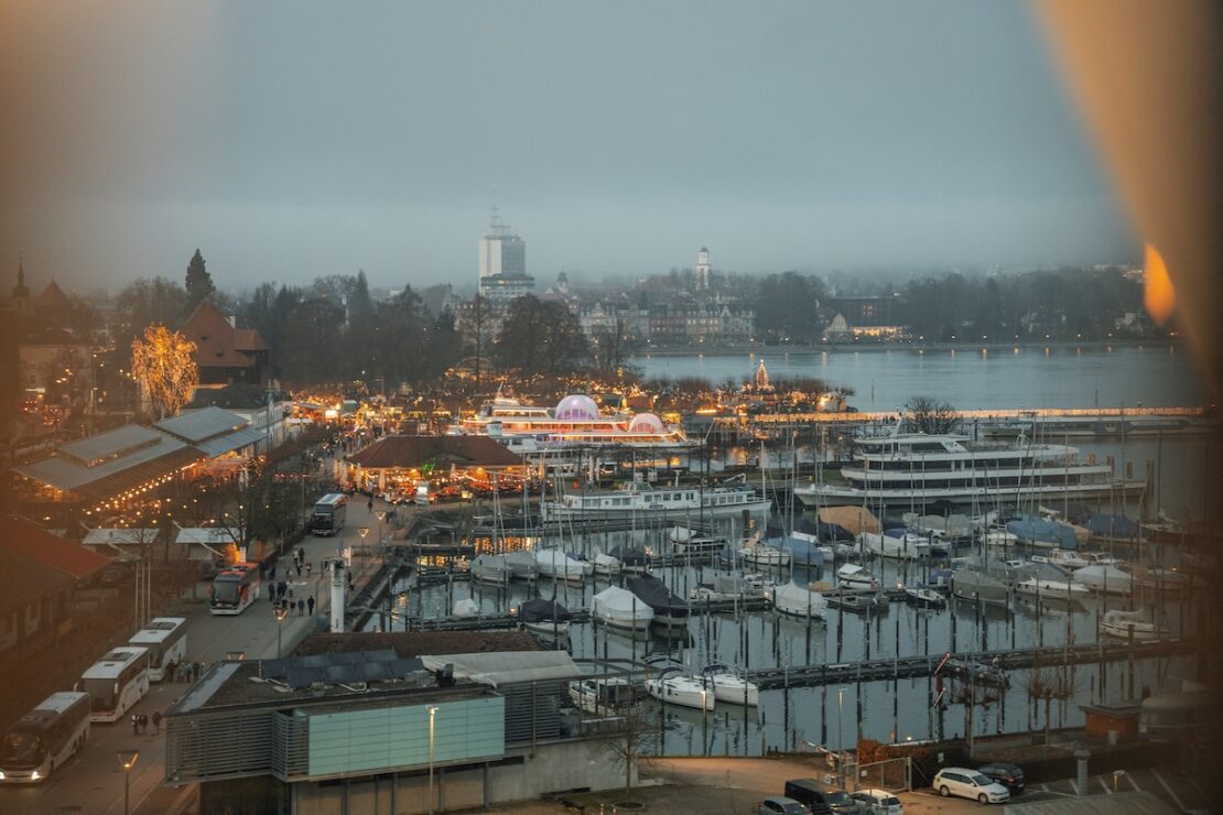 Weihnachtsmarkt am See in Konstanz vom Riesenrad