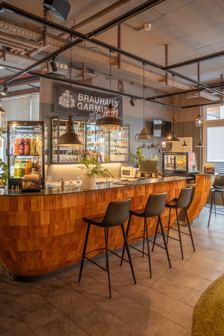 Bar in der Moun10 Jugendherberge in Garmisch-Partenkirchen