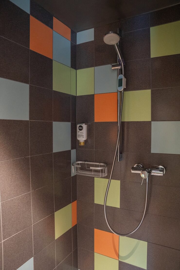 Dusche in der Jugendherberge Moun10 in Garmisch-Partenkirchen