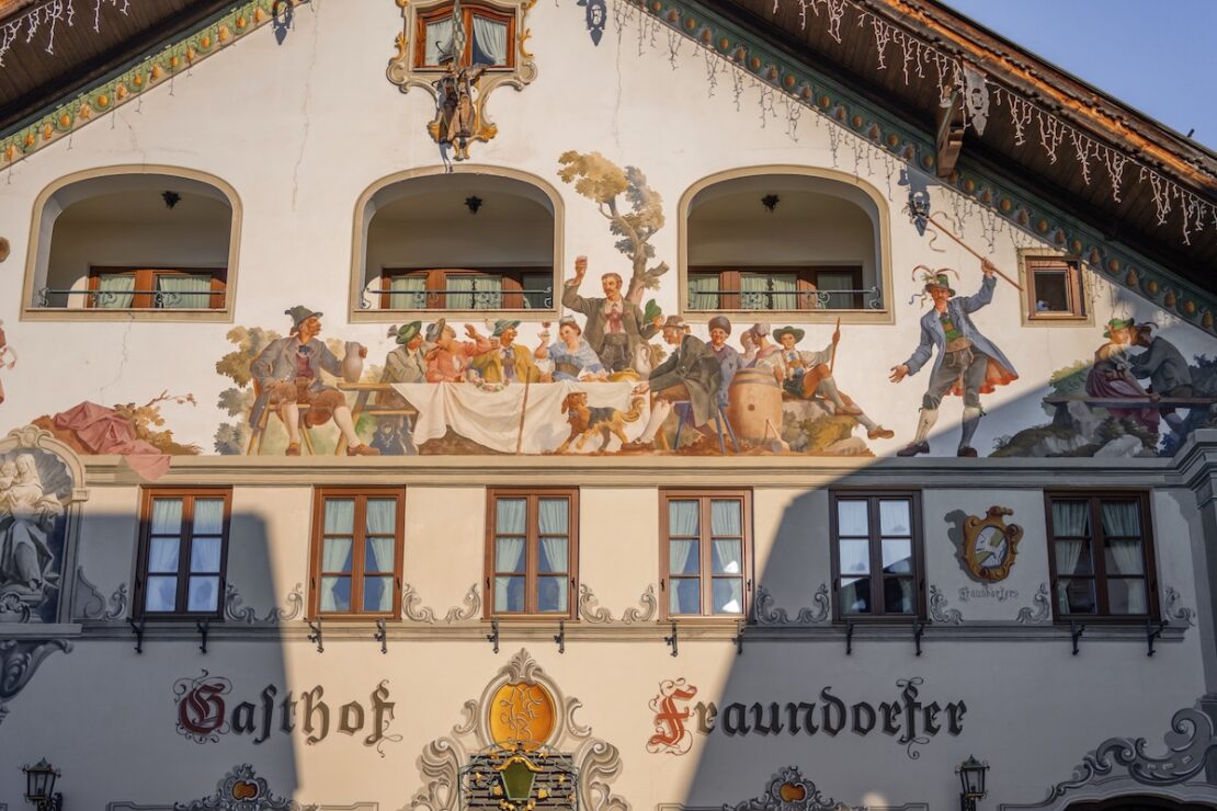 Garmisch-Partenkirchen Sehenswürdigkeiten Lüftlmalereien in der Ludwigstraße in Partenkirchen