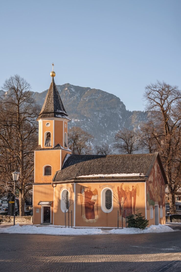 Kirche in Garmisch-Partenkirchen im Winter