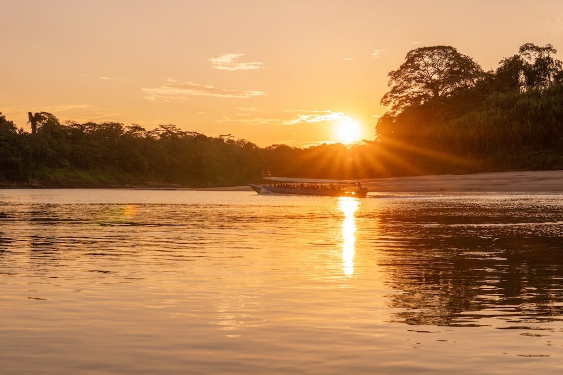 Sonnenuntergang am Rio Tambopata bei Puerto Maldonado in Peru