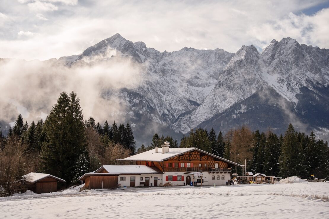Windbeutelhütte am Kramerplateauweg im Winter