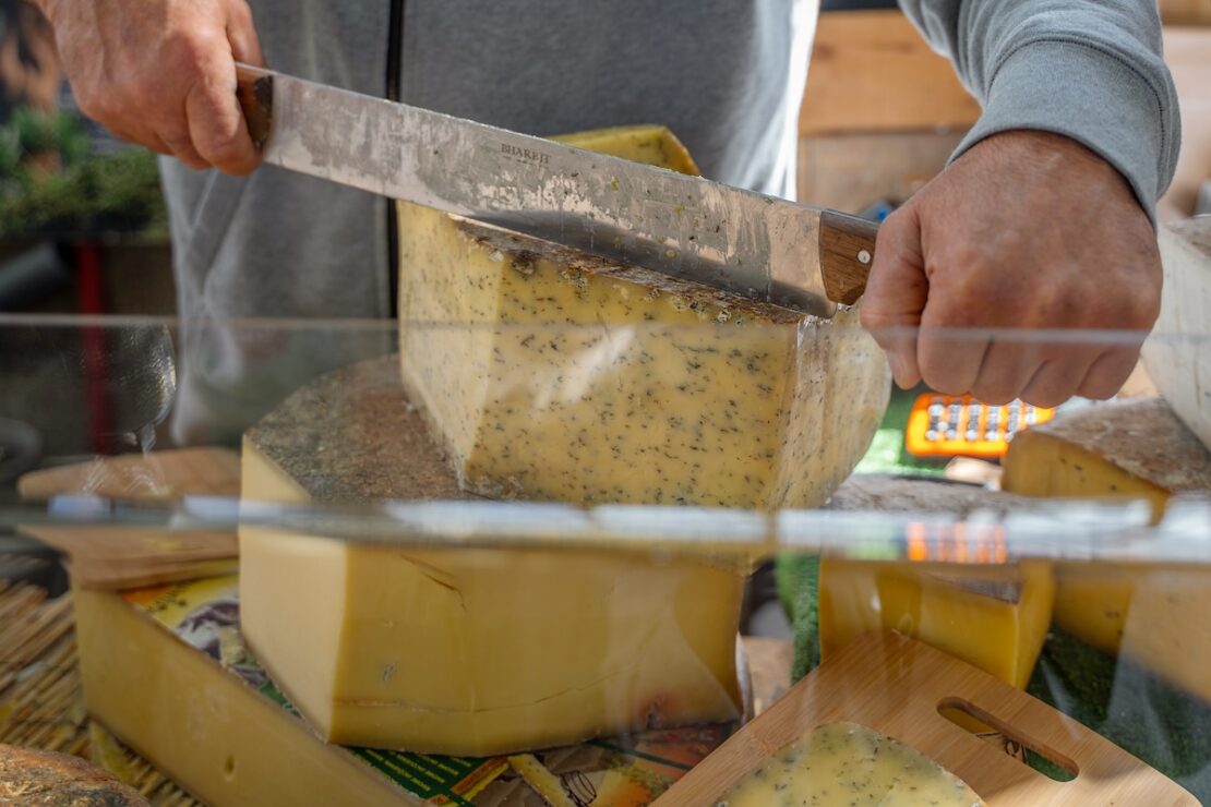 Käse auf dem Wochenmarkt in Rennes