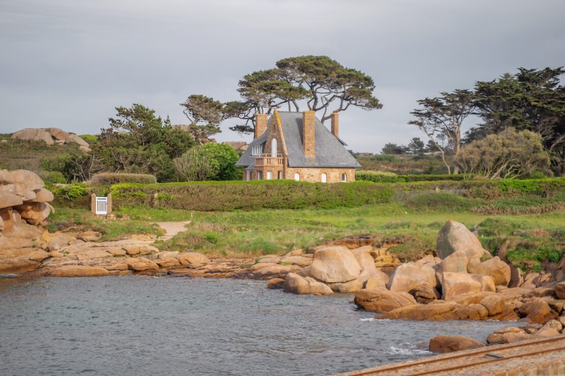 Küstenwanderweg GR34 an der rosa Granitküste in der Bretagne