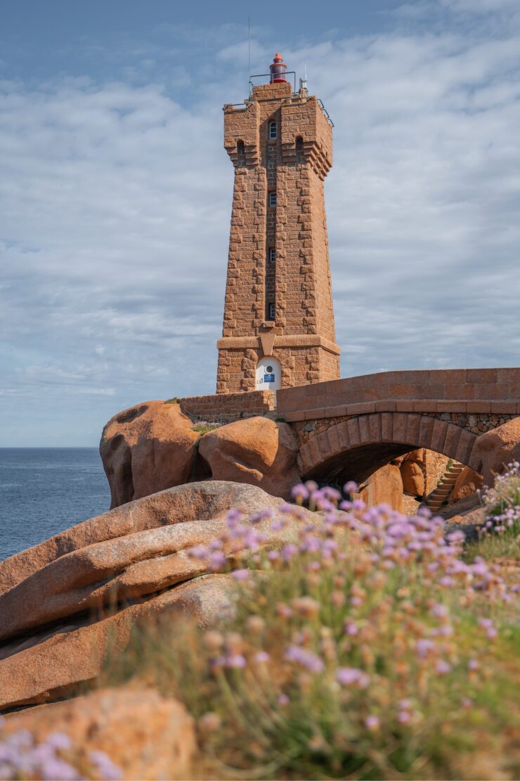 Leuchtturm an der Rosa Granitküste