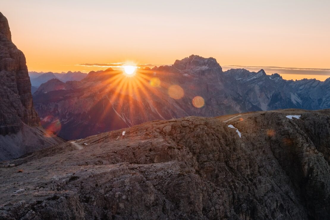 Sonnenaufgang an der Lagazuoi Hütte in den Dolomiten